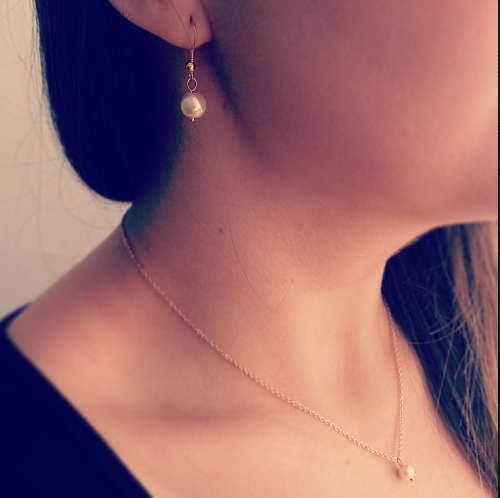 Stunning Pearl pendant and chain with matching earrings