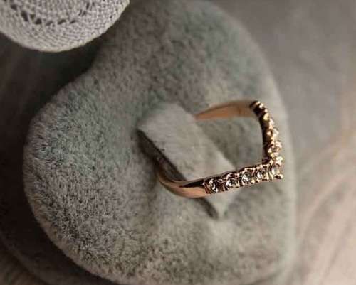 Gorgeous gold V ring with swarovski crystal elements