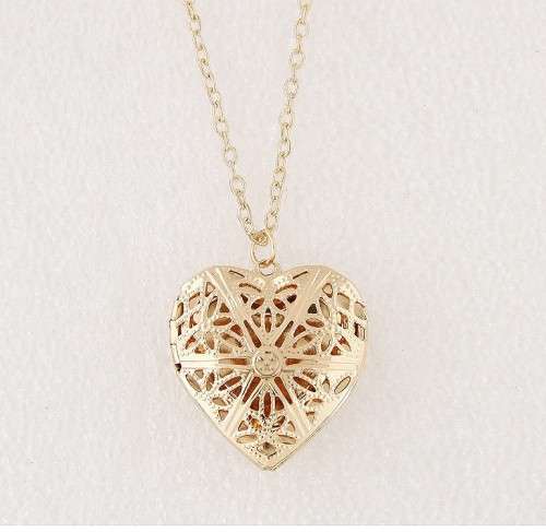 Stunning 9ct gold plated lace design heart locket and chain