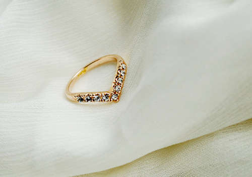 Gorgeous 9ct gold plated V design ring with AAA sim diamonds