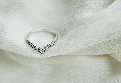 Gorgeous 925 silver plated AAA cz V ring
