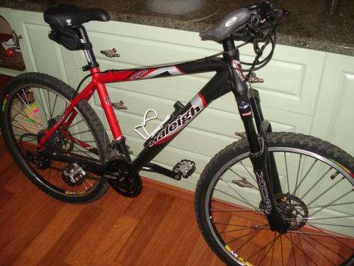 RALEIGH CANYON MOUNTAIN BIKE-AS NEW!! 18IN,27 SPD,SHOCKS,BRAKE PADS&DISCS