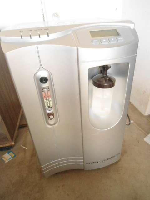 BARGAIN GOOD CONDITION OXYGEN CONCENTRATORE WERE R5984