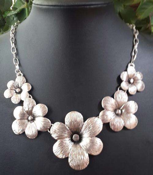 Silver Tone Flowers Pendant Necklace