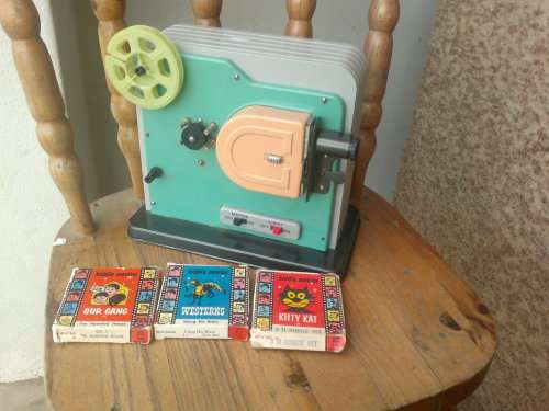 RARE FIND A VINTAGE Honipet CINE FILM PROJECTOR WITH 3 CHILDREN FILMS.MOTOR +LAMP WORKING