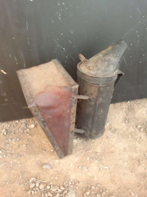 OLD BEE SMOKER IN GOOD CONDITION