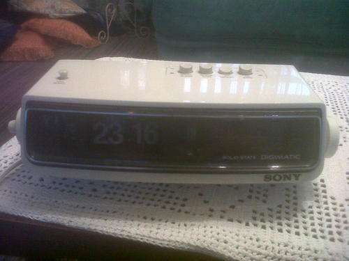 WOW NICE VINTAGE SONY RADIO ALARM CLOCK,WORKING.NEED LITTLE TLS