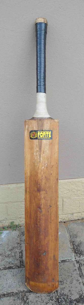 WOW AWESOME HIGHLY COLLECTIBLE VINTAGE CRICKET BAT,