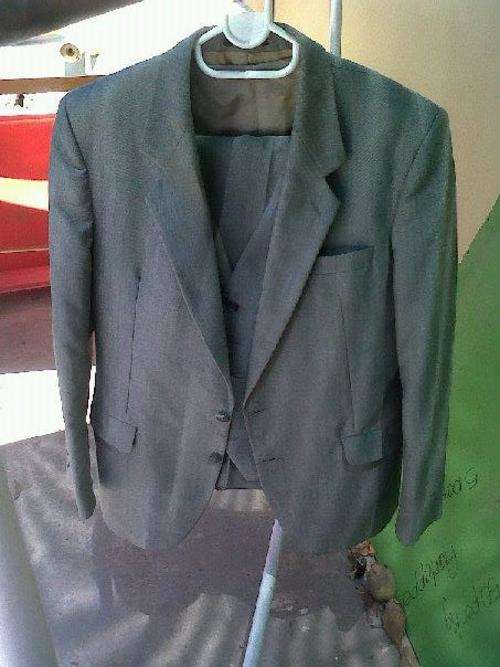 STUNNING COMPLETE GREY SUIT FOR A GIVE AWAY PRICE.JUST NEED A CLEAN