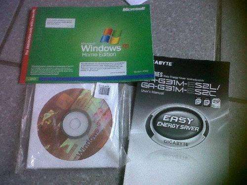 ORIGINAL WINDOWS XP HOME EDITION CD WITH LICENSE CODE + GIGABYTE CD