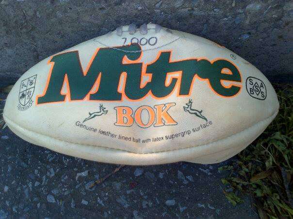 OU RUGBY BALL,MOET OPGEPOMP RAAK