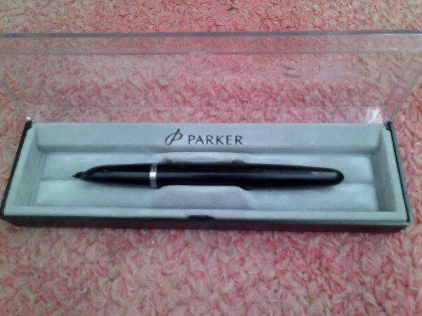 PARKER PEN(DAMAGED) IN HOLDER