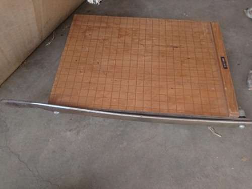 Guillotine paper cutter