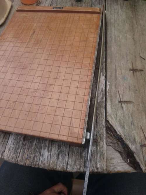Guillotine paper cutter