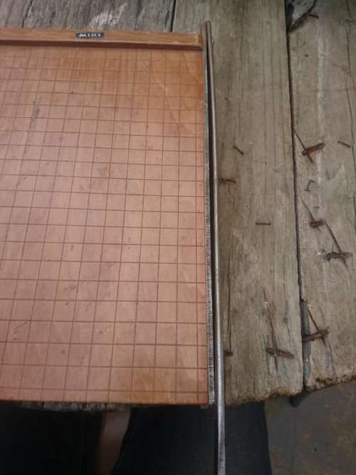 Guillotine paper cutter