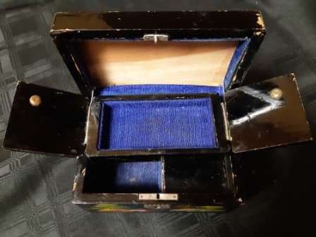 REMARKABLE AND HIGHLY ADORNED ANTIQUE ORIENTAL HAND-PAINTED WOODEN MUSICAL JEWELRY BOX, WORKING
