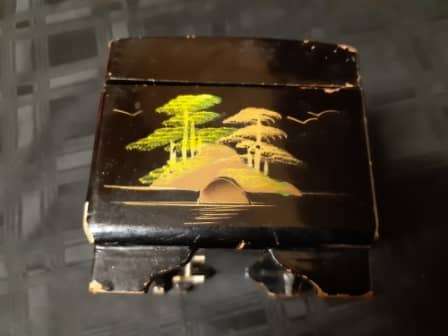 REMARKABLE AND HIGHLY ADORNED ANTIQUE ORIENTAL HAND-PAINTED WOODEN MUSICAL JEWELRY BOX, WORKING