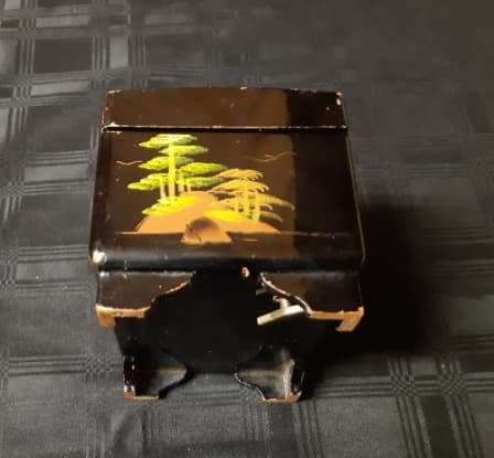 REMARKABLE AND HIGHLY ADORNED ANTIQUE ORIENTAL HAND-PAINTED WOODEN MUSICAL JEWELRY BOX, WORKING