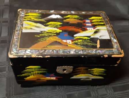 REMARKABLE AND HIGHLY ADORNED ANTIQUE ORIENTAL HAND-PAINTED WOODEN MUSICAL JEWELRY BOX, WORKING