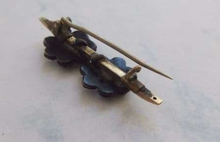 AN AMAZING ANTIQUE 9CT GOLD BAR BROOCH WITH BEAUTIFULLY FACETED GARNETS