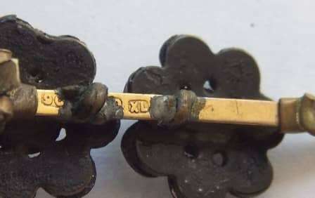 AN AMAZING ANTIQUE 9CT GOLD BAR BROOCH WITH BEAUTIFULLY FACETED GARNETS