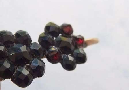 AN AMAZING ANTIQUE 9CT GOLD BAR BROOCH WITH BEAUTIFULLY FACETED GARNETS