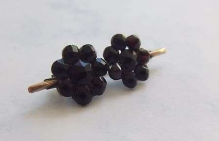 AN AMAZING ANTIQUE 9CT GOLD BAR BROOCH WITH BEAUTIFULLY FACETED GARNETS