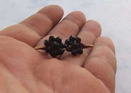 AN AMAZING ANTIQUE 9CT GOLD BAR BROOCH WITH BEAUTIFULLY FACETED GARNETS