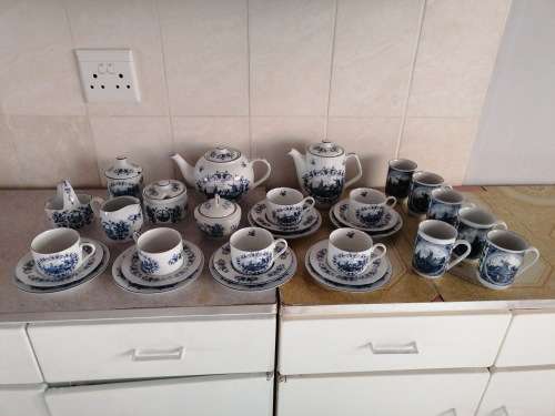 Large delft blauw tea and coffee porcelain set Only one tea cup have a chip other than that all good