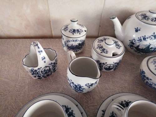 Large delft blauw tea and coffee porcelain set Only one tea cup have a chip other than that all good