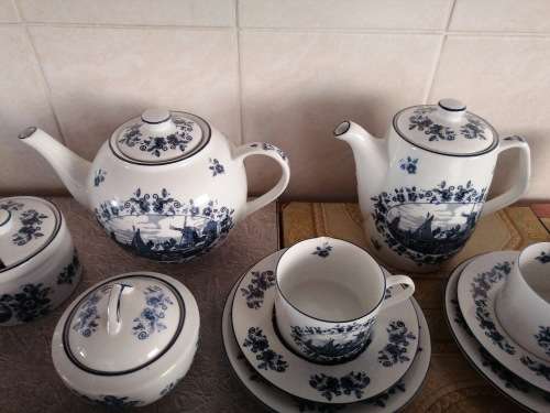 Large delft blauw tea and coffee porcelain set Only one tea cup have a chip other than that all good