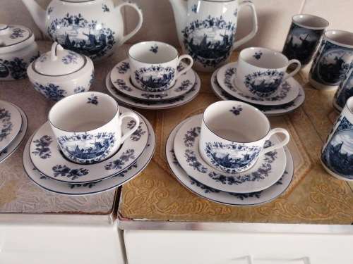 Large delft blauw tea and coffee porcelain set Only one tea cup have a chip other than that all good