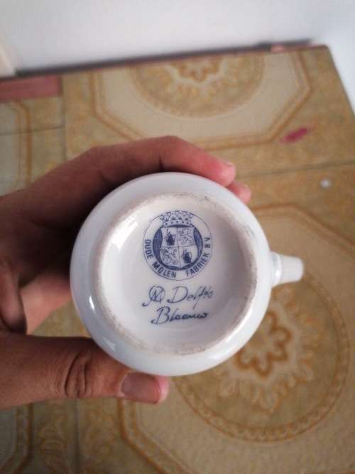 Large delft blauw tea and coffee porcelain set Only one tea cup have a chip other than that all good