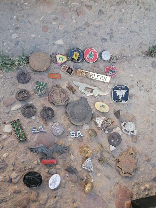 Mix lot badges /medals /pins Some have no pins