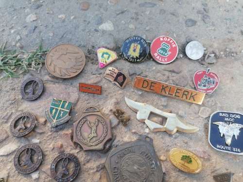 Mix lot badges /medals /pins Some have no pins