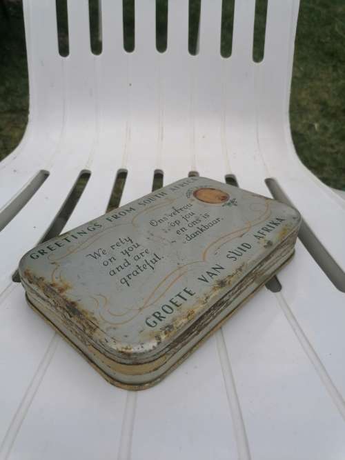 A RARE WW2 `GREETINGS FROM SOUTH AFRICA` CHRISTMAS 1940 SERVICEMEN CHOCOLATE GIFT TIN