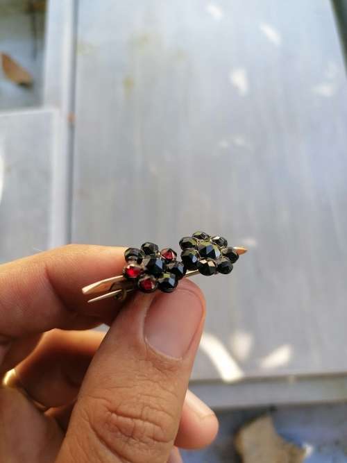 AN AMAZING ANTIQUE 9CT GOLD BAR BROOCH WITH BEAUTIFULLY FACETED GARNETS