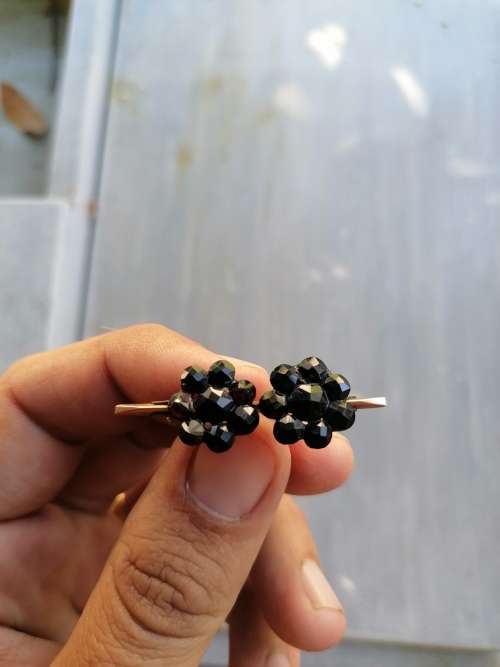 AN AMAZING ANTIQUE 9CT GOLD BAR BROOCH WITH BEAUTIFULLY FACETED GARNETS