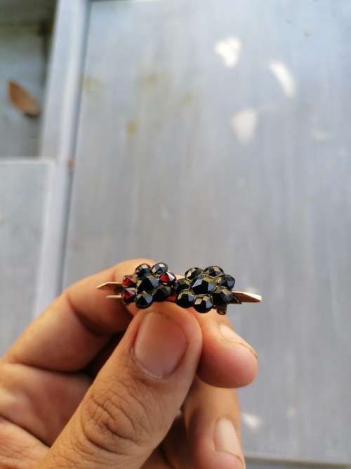 AN AMAZING ANTIQUE 9CT GOLD BAR BROOCH WITH BEAUTIFULLY FACETED GARNETS