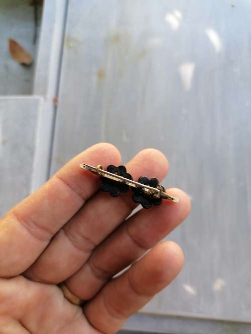 AN AMAZING ANTIQUE 9CT GOLD BAR BROOCH WITH BEAUTIFULLY FACETED GARNETS