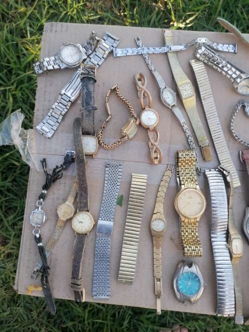 42 vintage none working watches. For spares or repair