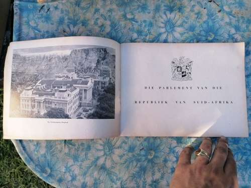 DIE PARLEMENTSGEBOU KAAPSTAD - R.J. McFARLANE, Op las van die speaker gedruk, 1964, 36 bladsye, ex-b
