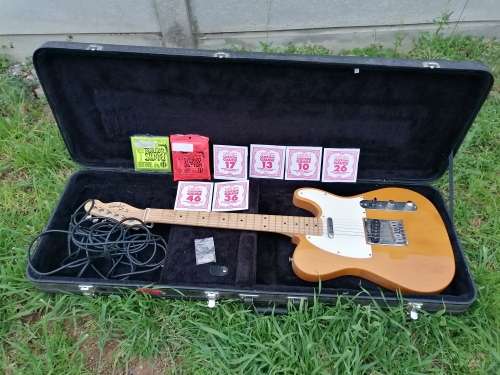 Fender Squier Stratocaster, in Stagg hard case, extra cord and strings