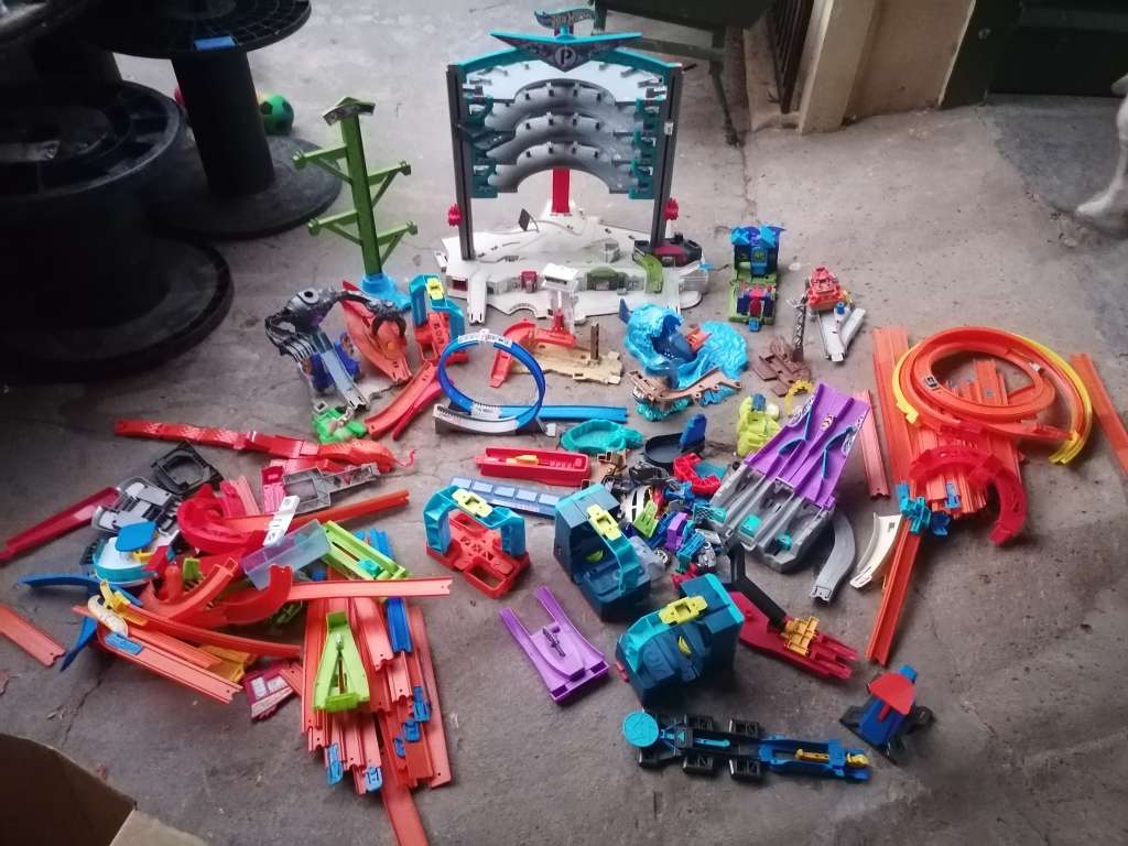 Massive hot wheels sets. No cars
