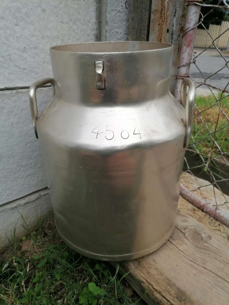 Vintage 5Gal Clover milk can. Sadly no lid. Nice piece of history