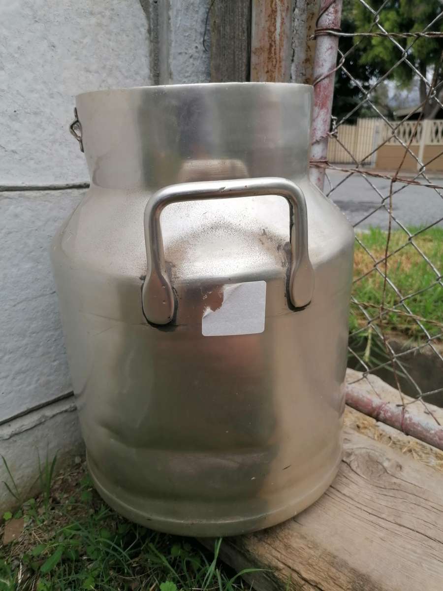 Vintage 5Gal Clover milk can. Sadly no lid. Nice piece of history