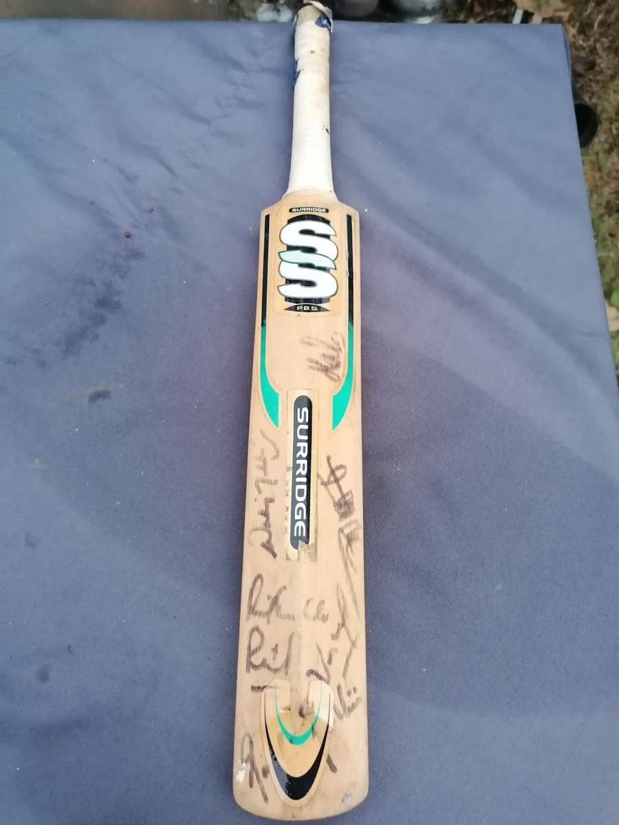 Signed minature cricket bat. Don't know who signed it
