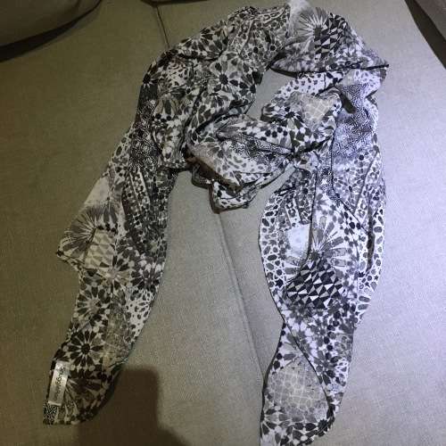 ***STUNNING SNUGGLEROO 3 WAY WRAP SCARF***SAVE R580.00