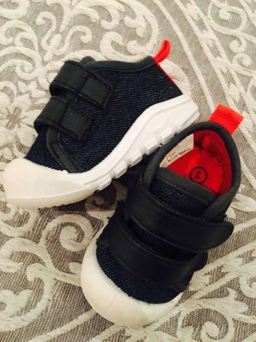 Shoes NEW YEAR 75 OFF SALE Stunning Woolworths Takkies SAVE 100.00 was sold for 30.00 on 14 Jan at 12 16 by nevahed in Johannesburg ID 318903804