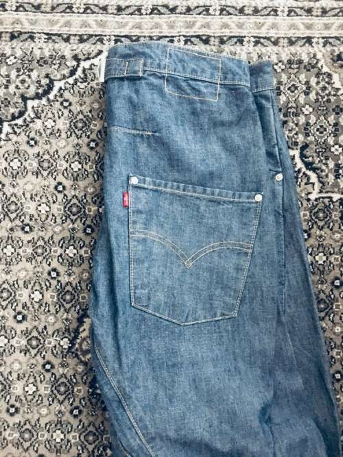 ***Warehouse Clearance - Levis Jeans at 80% Off ***